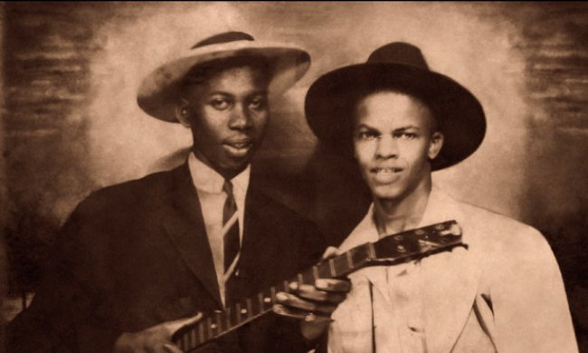 bottleneck blues guitar kings johnny shines and robert johnson
